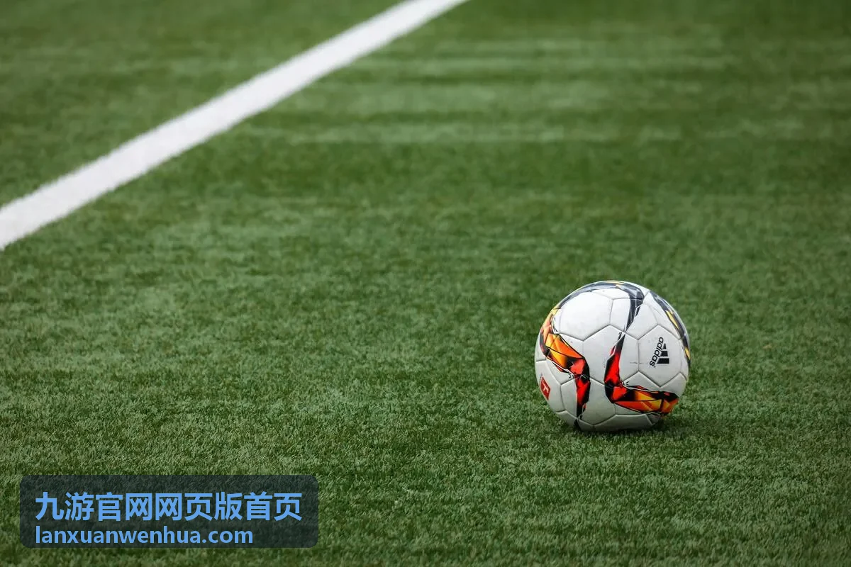 扫码进入九游官网网页版首页的操作示意